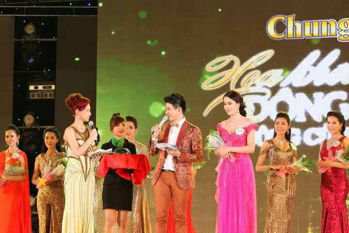 MC Vũ Mạnh Cường và MC Quỳnh Chi góp phần không nhỏ trong thành công của chương trình khi đỡ lời cho các thí sinh quá hồi hộp tại vòng thi ứng xử