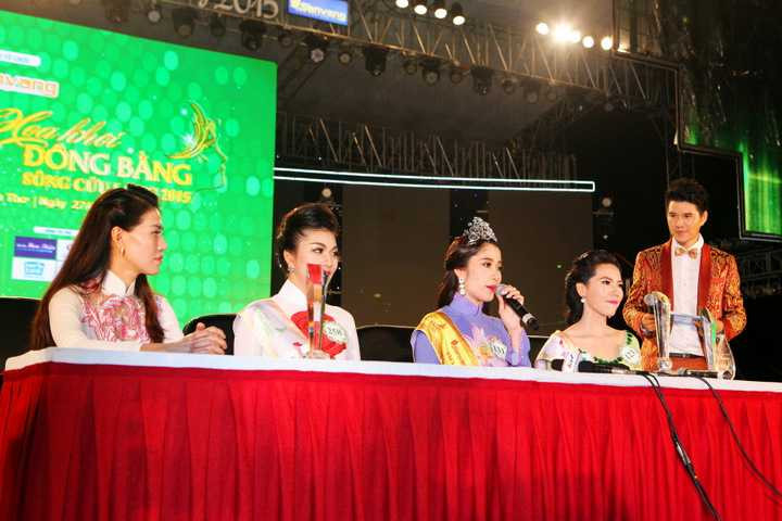 Hoa khôi trả lời phỏng vấn báo chí ngay sau kết thúc cuộc thi