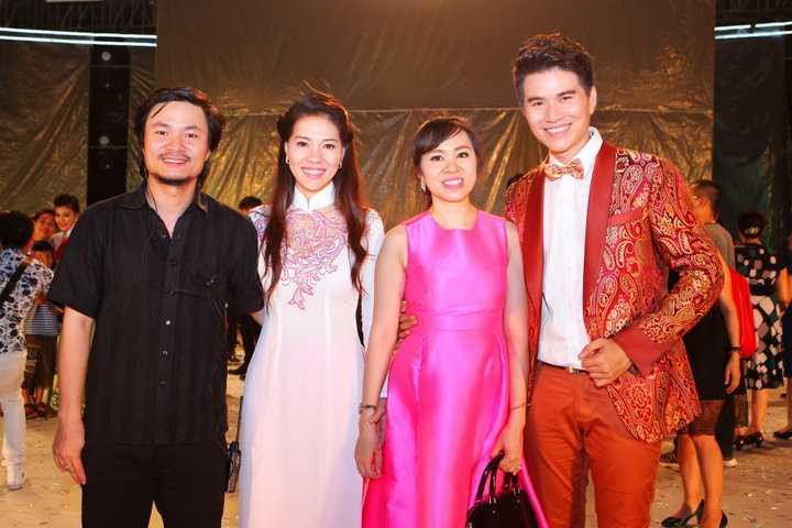 Từ trái qua: Tổng đạo diễn chương trình Hoa khôi ĐB SCL: Hoàng Nam, Giám Đốc Kim Dung, Phó Giám đốc Nam Phương và MC Vũ Mạnh Cường