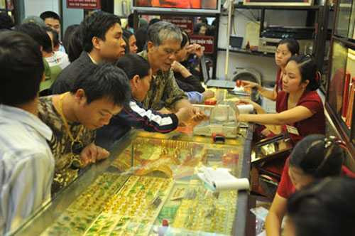 Vàng cất két sắt bốc hơi trăm tỷ, đại gia đau lòng phát hoảng