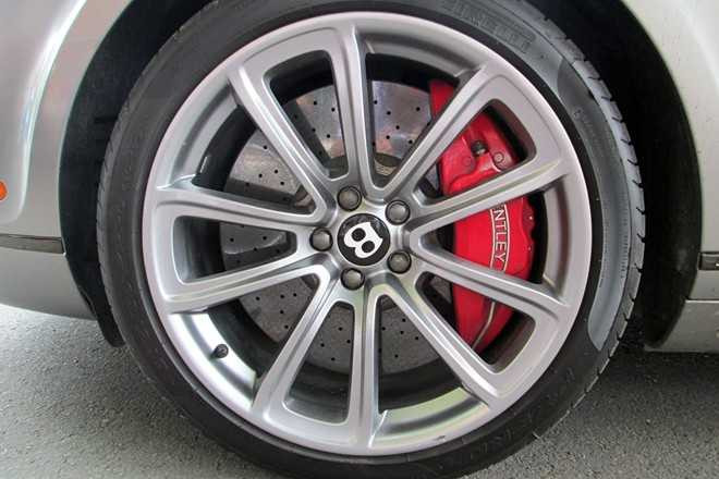 Xe siêu sang mui trần Bentley hiếm tại Sài Gòn