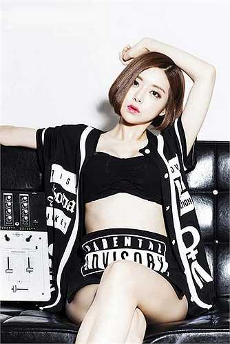 Dù có phong cách gợi cảm quyến rũ nhưng mỹ nhân này vẫn hút khán giả bằng vẻ đẹp trong sáng của mình.