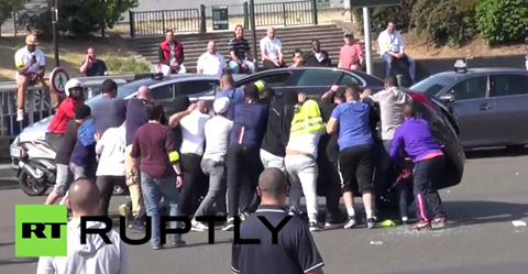 Cuộc tấn công kinh hoàng của tài xế taxi ngắm vào lái xe Uber.