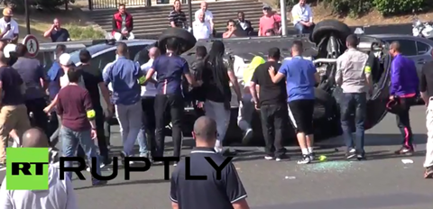 Cuộc tấn công kinh hoàng của tài xế taxi ngắm vào lái xe Uber.