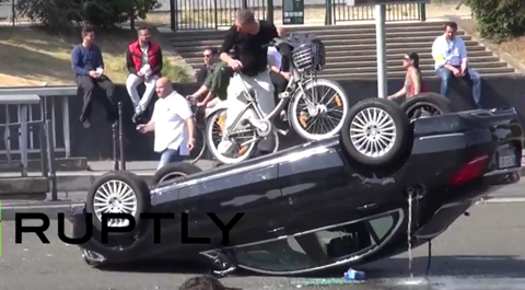 Cuộc tấn công kinh hoàng của tài xế taxi ngắm vào lái xe Uber.