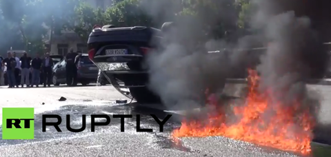 Cuộc tấn công kinh hoàng của tài xế taxi ngắm vào lái xe Uber.