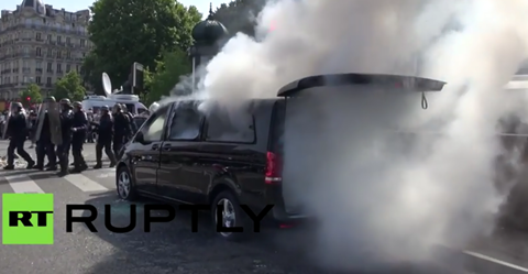 Cuộc tấn công kinh hoàng của tài xế taxi ngắm vào lái xe Uber.