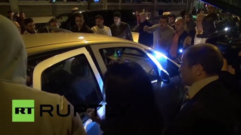 Cuộc tấn công kinh hoàng của tài xế taxi ngắm vào lái xe Uber.