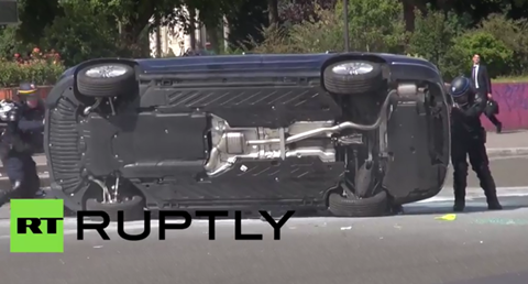 Cuộc tấn công kinh hoàng của tài xế taxi ngắm vào lái xe Uber.