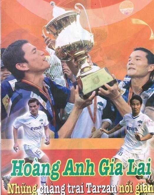 Trung vệ Nguyễn Mạnh Dũng (số 15) trên hình ảnh quảng bá của HAGL thời kỳ hoàng kim.