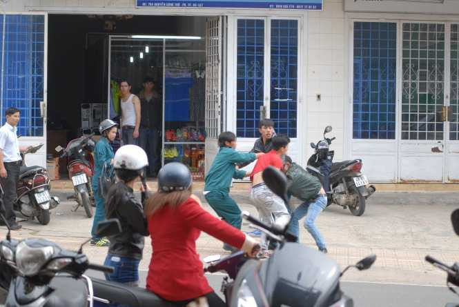 Dân quân đánh nhau giữa đường khi đi hát karaoke