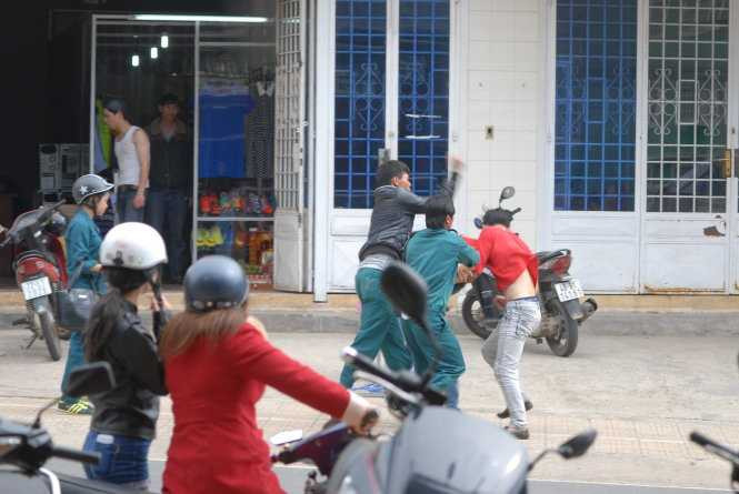 Dân quân đánh nhau giữa đường khi đi hát karaoke