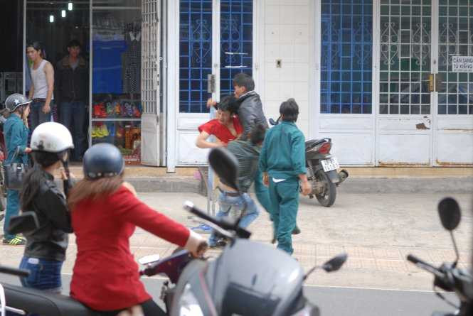 Dân quân đánh nhau giữa đường khi đi hát karaoke