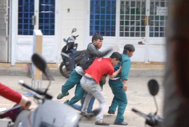 Dân quân đánh nhau giữa đường khi đi hát karaoke