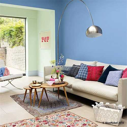 Việc lựa chọn những tông màu thân thiện, quen thuộc như xanh lá,be, xanh da trời ...sẽ tạo một không gian mát mẻ, dễ chịu và tươi tắn cho phòng khách mùa hè. 