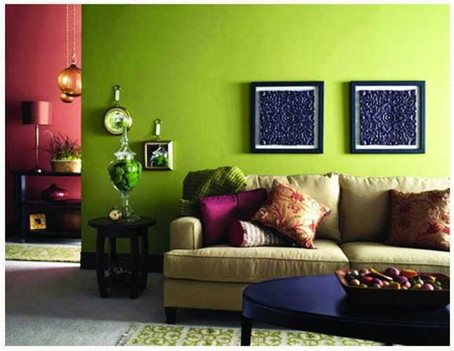 Phòng khách với tông màu xanh lá luôn là tông màu được yêu thích trong mùa hè nó mọi người cảm giác mát mẻ gần gũi với thiên nhiên. Sự kết hợp tinh tế giữa 3 tông màu trắng, đen và xanh lá làm cho căn phòng trở tinh tế với rem cửa, thảm, gối, đèn được kết rất hợp lí. 