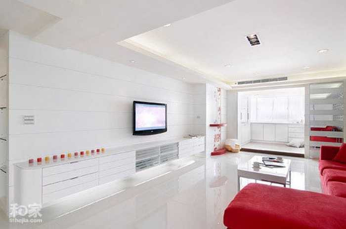 Phòng khách với tông màu trắng tinh thế và trẻ trung Màu trắng là tông màu tinh tế và đựa lựa chọn phổ biến cho việc trang trí nội thất nhiều không gian trong nhà. Thông thường tông màu trắng được chọn làm tông màu chủ đạo cho phòng khách cảm giác hơi đơn điệu. Tạo điểm nhấn và vẻ đẹp đặc biệt cho phòng khách bằng cách thêm những màu sắc, họa tiết hoa lá cho gối, rèm cửa cùng với những bình hoa tươi. 