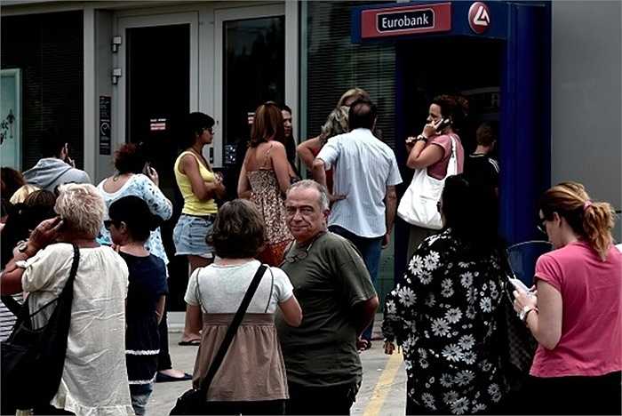 Những dòng người xếp hàng dài tại các máy ATM để rút tiền là hình ảnh quen thuộc tại nước này trong mấy ngày gần đây. 500 trong tổng số 7000 máy ATM có dấu hiệu cạn tiền 