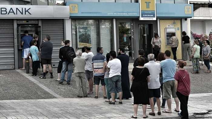 Đàm phán gói cứu trợ đối với Athens đã bị đổ vỡ hôm 26/6 và 27/6. Phía ECB - ngân hàng trung ương châu Âu quyết định ngừng cung cấp gói thanh khoản cho ngân hàng Hy Lạp