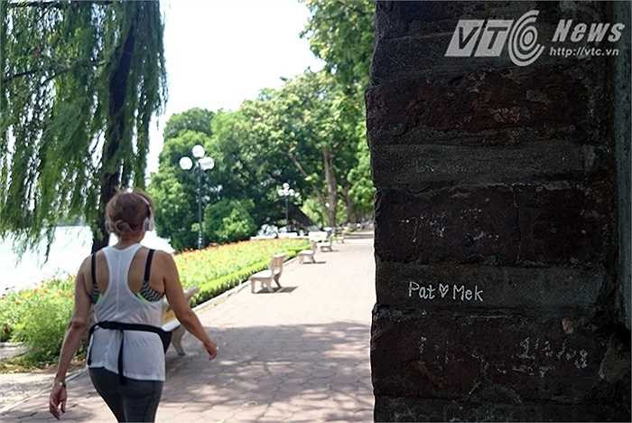 Những hành động vô văn hóa như vẽ bậy lên di tích, mặc quần lót ở nơi công cộng, hay coi thường luật lệ giao thông ở Việt Nam của du khách nước ngoài đang diễn ra khá phổ biến ở Hà Nội.