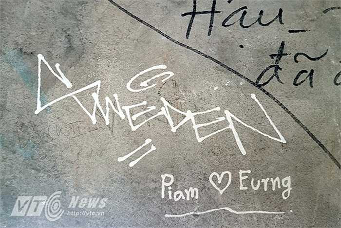 Tháp Hòa Phong, ngọn tháp gần 200 năm tuổi, nằm ở bờ Đông Nam Hồ Hoàn Kiếm đường Đinh Tiên Hoàng (Hoàn Kiếm, Hà Nội) hàng ngày đang phải chịu những vết bẩn do một bộ phận người Việt trẻ thiếu ý thức gây ra, và có cả sự đóng góp của du khách người nước ngoài.