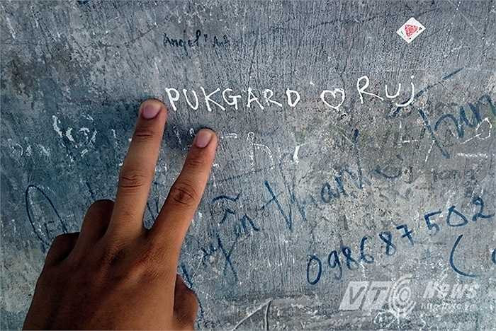 Những vết tích xấu xí được du khách nước ngoài tạo nên trên tường của tháp Hòa Phong.