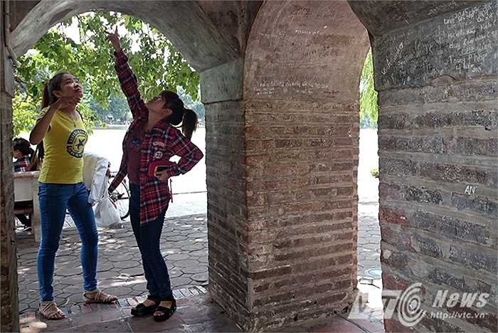 Nhiều bạn trẻ khi tới thăm quan tháp Hòa Phong, không còn thấy được giá trị lịch sử của tòa tháp, mà thay vào đó là những vết tích xấu xí do khách du lịch gây ra.