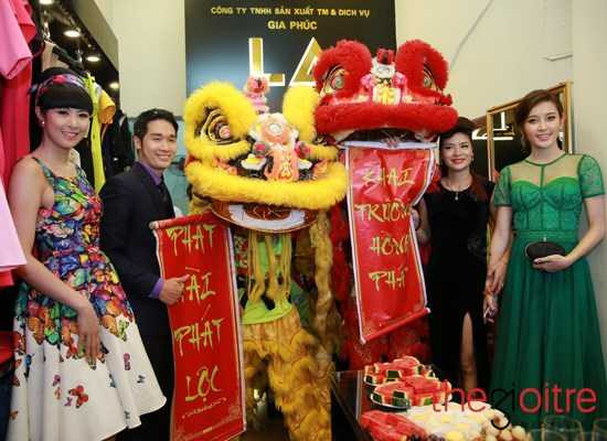 Sư thầy 'đập hộp iPhone 6' xuất hiện tại sự kiện toàn người đẹp