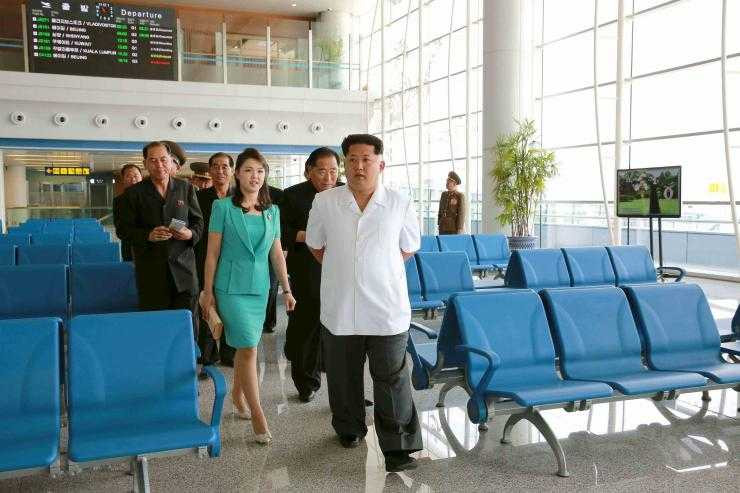 Chủ tịch Triều Tiên Kim Jong-un và phu nhân đi thăm sân bay mới