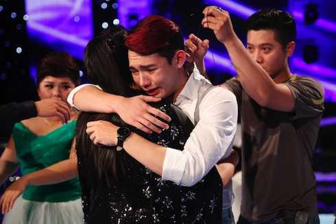 Nguyễn Duy khóc nức nở khi tâm sự với ca sỹ Thu Minh.