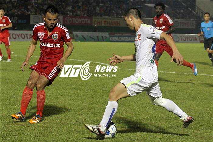 ... thì trung vệ Xuân Lân kịp thời bọc lót. (Ảnh: Hoàng Tùng)