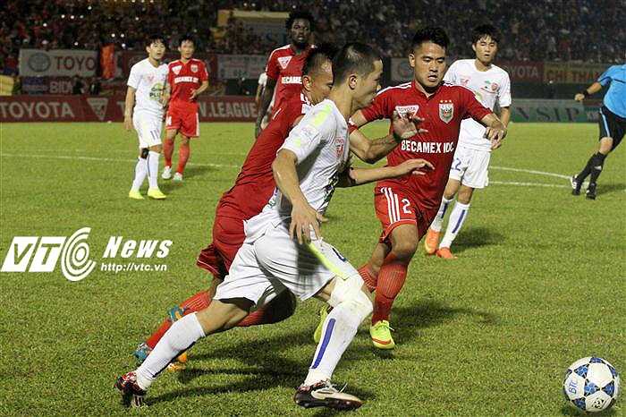 Kinh nghiệm của Xuân Lân đã buộc Công Phượng tiếp tục... 'quay đầu là bờ'. (Ảnh: Hoàng Tùng)