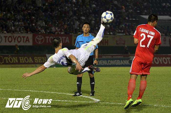 Cú dứt điểm hiếm hoi của Công Phượng trong trận đấu. Và nó không chính xác. (Ảnh: Hoàng Tùng)