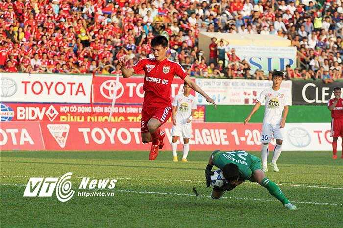 Công Vinh cùng các mũi nhọn khác luôn khiến khung thành thủ môn Minh Nhựt đặt trong tình trạng báo động. (Ảnh: Hoàng Tùng)