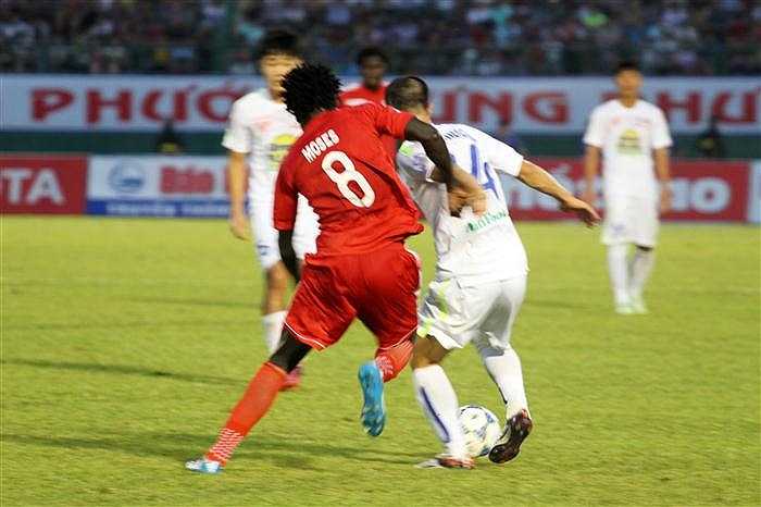 Hệ thống phòng ngự của B.Bình Dương cũng rất chắc chắn với đẳng cấp của Oloya Moses. Đây chính là cầu thủ đã khiến Công Phượng tắt điện. (Ảnh: Hoàng Tùng)