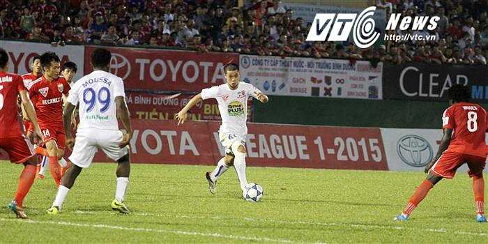 Công Phượng có rất ít khoảng trống để phô diễn kĩ thuật. (Ảnh: Hoàng Tùng)