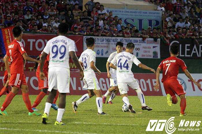 Phượng đi bóng, gặp đối phương vây ráp và 'quay đầu là bờ', là hình ảnh quen thuộc trong trận đấu này này. (Ảnh: Hoàng Tùng)