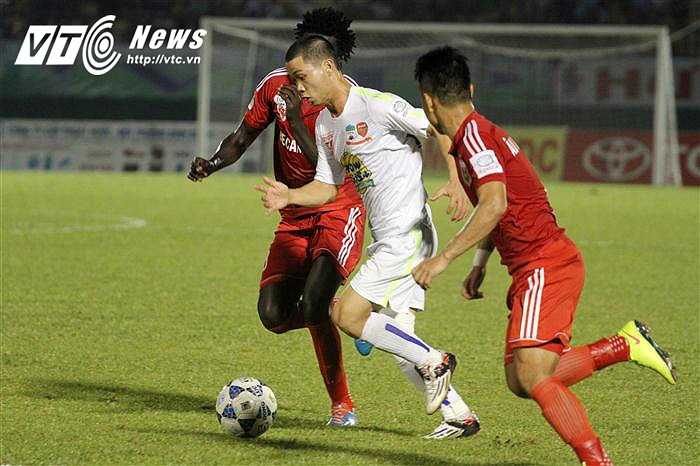 Các cầu thủ B.Bình Dương chăm sóc số 10 của HAGL chu đáo. (Ảnh: Hoàng Tùng)