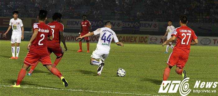 Phượng luôn ở trong thế bị động. (Ảnh: Hoàng Tùng)