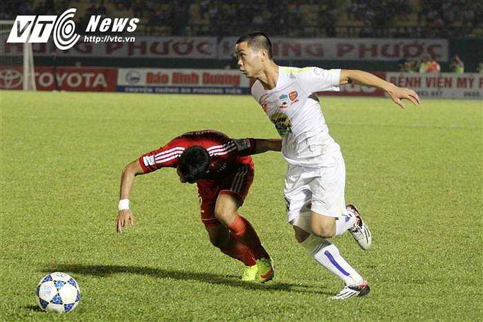 Ở một tình huống sơ sẩy, Âu Văn Hoàn để Công Phượng vượt qua. (Ảnh: Hoàng Tùng)