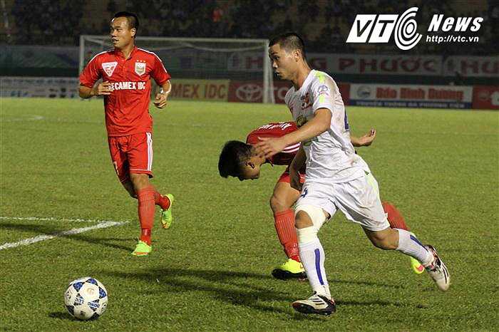 Phượng dẫn bóng được vài nhịp... (Ảnh: Hoàng Tùng)