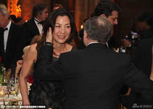 Cặp đôi quấn quýt bên nhau.