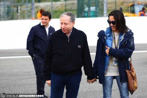 Dương Tử Quỳnh và Jean Todt trên đường đua công thức 1.