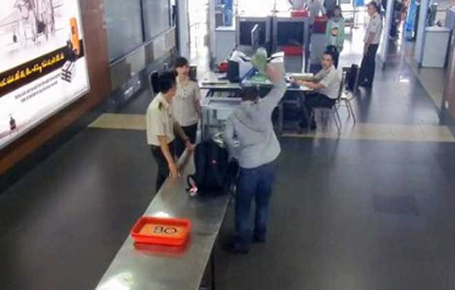 Hành khách lăng mạ nhân viên, ném cà mắm tung toé tại sân bay