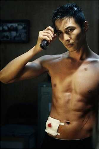 Với vai diễn 'lột xác' trong Man From Nowhere, Wonbin tiếp tục đốn gục fan nhờ vẻ nam tính và thân hình 6 múi hoàn hảo 