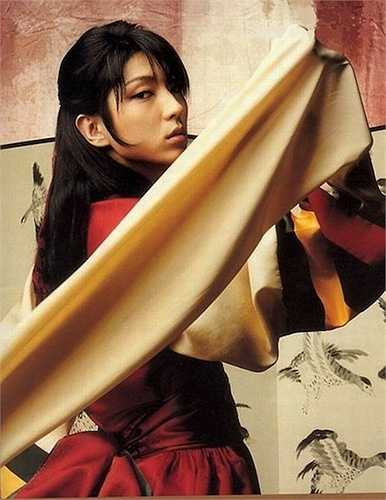 Gây ấn tượng mạnh mẽ với khán giả Hàn qua bộ phim 'Nhà vua và tên hề', Lee Joon Ki được ca ngợi 'lên mây' với nhan sắc không thua gì các mỹ nhân 