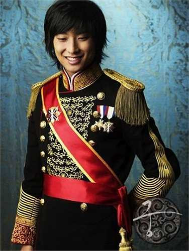 'Thái tử' Joo ji Hoon thời của Goong cuốn hút người đối diện với nụ cười tỏa nắng và gương mặt lãng tử điển trai 