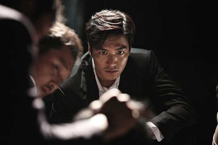 Có ai còn nhận ra 'chàng Xoăn' ngày nào với dáng vẻ nam tính trong bộ phim 'Gangnam Blues'? 