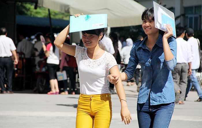 Làm thủ tục thi THPT quốc gia: Ưu tiên thí sinh, đúng - sai hạ hồi phân giải