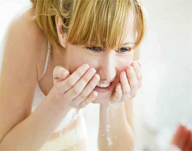 Rửa mặt: Bạn nên sử dụng một chất tẩy rửa không chứa cồn và và mát xa nhẹ nhàng da mặt. Sau đó rửa sạch và lau khô.